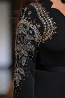 فستان اسود وبيج أنيق بتفاصيل راقية من مليحة