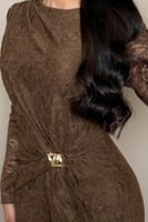 فستان دانتيل بني بعقدة جانبية