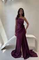 فستان عنابي بقصة كت ووردة جانبية وفتحة ناعمة