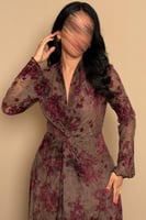 فستان بني بنقشة زهور وقصة لف أنثوية