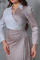 فستان فاخر من الساتان بتصميم بليسيه وياقة قميص