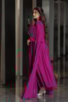 فستان أنيق بأكمام كيب مزين بفصوص ناعمة