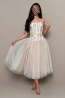 فستان دانتيل بيج بتفاصيل ناعم