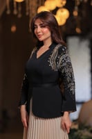 فستان اسود وبيج أنيق بتفاصيل راقية من مليحة