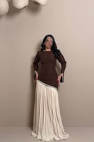 فستان سهرة بني وبيج بتصميم أنيق من مليحة