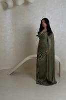 فستان زيتي غامق بكتف واحد وشيفون فاخر