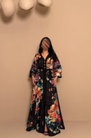 فستان أسود مشجّر بقصة أنثوية وحزام خصر أنيق