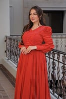 فستان طويل بكسرات مزين بالخرز على الصدر