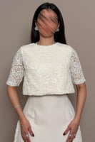 فستان سكري بطبقة تل مطرزة بالترتر قصيرة وتفاصيل جا...