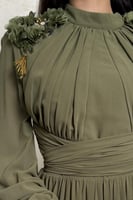 فستان زيتي طويل بتطريز ورود على الأكتاف