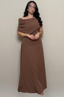 فستان بني أنيق بقصة كتف واحد وتنورة بكسرات ناعمة