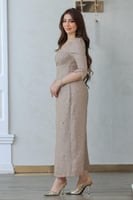 فستان أنيق مزخرف بتطريزات ناعمة