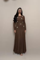 فستان بني مطرّز بتصميم أنيق من مليحة