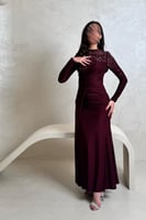 فستان خمري مطرز بفصوص لامعة وأكمام طويلة أنيقة