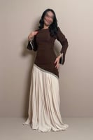 فستان سهرة بني وبيج بتصميم أنيق من مليحة