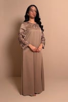 جلابية بيج فاتح بأكمام مطرزة أنيقة