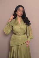 فستان أخضر عشبي بقصة خصر محددة وتفاصيل دانتيل ناعم...