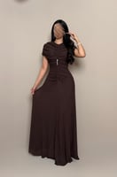 فستان بني بقصة انسيابية وتفاصيل أنيقة