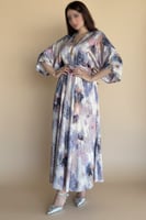 فستان ميدي بتطريز فاخر على الصدر ولون مموه جذاب