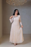 فستان أوف وايت دانتيل بكسرات ناعمة