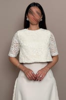 فستان سكري بطبقة تل مطرزة بالترتر قصيرة وتفاصيل جا...