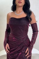 فستان خمري لامع بأكمام منسدلة وفتحة جانبية جذابة