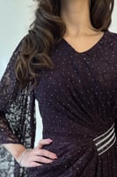 فستان بنفسجي غامق بدانتيل وترتر وأكمام واسعة