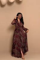 فستان بني بنقشة زهور وقصة لف أنثوية