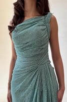 فستان تيفاني بقصة كت ودانتيل وفتحة جانبية