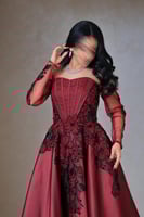 فستان عنّابي مطرز بتصميم فخم