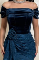 فستان تركوازي مخملي ودانتيل بتصميم أوف شولدر