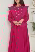 فستان طويل ساتر بكريستالات وحزام جلد للمناسبات