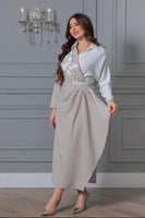 فستان الأناقة الملكية بتفاصيل وردية راقية