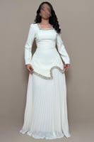 فستان ابيض بقصة خصر محددة وتفاصيل كريستال أنيقة