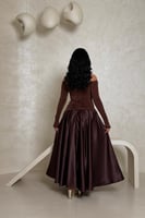 فستان بني بتصميم جذاب وتفاصيل معدنية فاخرة