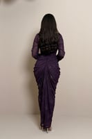 فستان بنفسجي بقصة راقية وتفاصيل جذابة