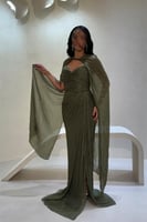 فستان أخضر لامع بتصميم فاخر وانسيابي