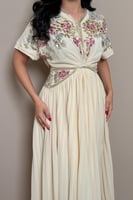 فستان سكري مطرز بتفاصيل وردية ولمسات ذهبية