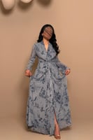 فستان سماوي بنقشة زهور وقصة لف أنثوية