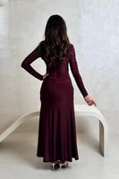 فستان خمري مطرز بفصوص لامعة وأكمام طويلة أنيقة