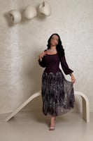 فستان بنفسجي مطرز بتفاصيل لامعة وأكمام منفوخة