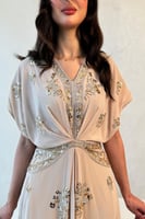 فستان بيج بتطريز ذهبي وفضي أنيق