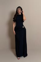 فستان اسود بقصة مستقيمة وتفصيل جانبي ناعم