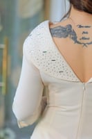 فستان فاخر يعكس سحر البساطة الممزوجة بالأناقة