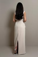 فستان بيج بقصة مستقيمة وتفصيل جانبي ناعم