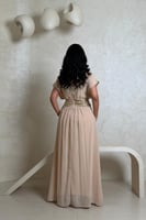 فستان بيج مطرز بتفاصيل ذهبية فاخرة