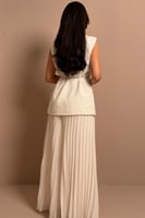 طقم سكري بتصميم أنثوي انسيابي وتفاصيل زهرية ناعمة