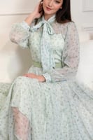 فستان تل ناعم بربطة عنق ولمعة خفيفة