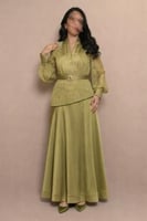 فستان أخضر عشبي بقصة خصر محددة وتفاصيل دانتيل ناعم...