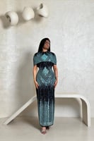 فستان تركوازي مطرّز بالترتر مع قطعة فخمة